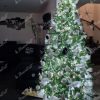 Künstlicher Weihnachtsbaum FULL 3D Finnische Fichte 240cm Weihnachtsbaum mit weißen Ornamenten geschmückt