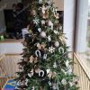 Künstlicher Weihnachtsbaum FULL 3D Kaukasus-Tanne 180cm Weihnachtsbaum mit Juteornamenten geschmückt