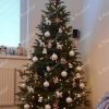 Künstlicher Weihnachtsbaum FULL 3D Kaukasus-Tanne 180cm ein Weihnachtsbaum, geschmückt mit weißen und goldenen Ornamenten und einer Schleife