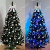 Künstlicher Weihnachtsbaum Kiefer mit Kunstschnee 180cm ein Weihnachtsbaum, geschmückt mit weißen und silbernen Ornamenten und einer Schleife