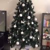 Künstlicher Weihnachtsbaum Kiefer mit Kunstschnee 180cm Weihnachtsbaum mit weißen Ornamenten geschmückt