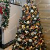 Künstlicher Weihnachtsbaum Kiefer mit Kunstschnee 220cm Weihnachtsbaum geschmückt mit weißen Ornamenten und warmer LED-Beleuchtung