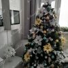 Künstlicher Weihnachtsbaum Kiefer mit Kunstschnee 250cm Weihnachtsbaum mit goldenen und weißen Ornamenten geschmückt