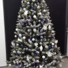 Künstlicher Weihnachtsbaum Kristallfichte 180cm Weihnachtsbaum mit blauen und weißen Ornamenten geschmückt