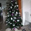 Künstlicher Weihnachtsbaum Natürliche Kiefer 180cm Weihnachtsbaum mit lila und weißen Ornamenten geschmückt