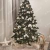 Künstlicher Weihnachtsbaum Natürliche Kiefer 220cm Weihnachtsbaum mit silbernen und weißen Ornamenten geschmückt
