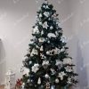 Künstlicher Weihnachtsbaum Natürliche Kiefer 220cm Weihnachtsbaum mit silbernen und weißen Ornamenten geschmückt