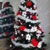 Künstlicher Weihnachtsbaum Natürliche Kiefer 220cm Weihnachtsbaum mit roten und weißen Ornamenten geschmückt