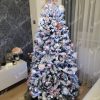 Künstlicher Weihnachtsbaum Nordische Fichte mit Kunstschnee 180cm Weihnachtsbaum mit rosa und weißen Ornamenten geschmückt