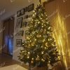Künstlicher Weihnachtsbaum Nordische Fichte 180cm Weihnachtsbaum mit Goldornamenten geschmückt