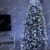 Künstlicher Weihnachtsbaum Nordische Fichte mit Kunstschnee 240cm ein verschneiter Weihnachtsbaum, geschmückt mit silbernen Ornamenten