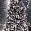 Künstlicher Weihnachtsbaum Nordische Fichte mit Kunstschnee 240cm ein verschneiter Weihnachtsbaum, geschmückt mit silbernen und weissen Ornamenten