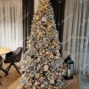 Künstlicher Weihnachtsbaum Nordische Fichte mit Kunstschnee 240cm verschneiter Weihnachtsbaum mit weißen und blauen Ornamenten geschmückt