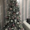 Künstlicher Weihnachtsbaum Nordische Fichte mit Kunstschnee 240cm verschneiter Weihnachtsbaum mit weißen und rosa Ornamenten geschmückt