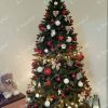 Künstlicher Weihnachtsbaum Nordische Fichte 250cm Weihnachtsbaum mit weißen und roten Ornamenten geschmückt
