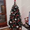 Künstlicher Weihnachtsbaum Silberkiefer 180cm Weihnachtsbaum mit weißen und roten Ornamenten geschmückt
