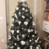 Künstlicher Weihnachtsbaum Silberkiefer 180cm Weihnachtsbaum mit weißen Ornamenten geschmückt