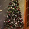 Künstlicher Weihnachtsbaum Silberkiefer mit Eiskristallen 220cm Weihnachtsbaum mit roten und goldenen Ornamenten geschmückt