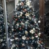 Künstlicher Weihnachtsbaum Silberkiefer mit Eiskristallen 220cm Weihnachtsbaum mit Gold- und Kupferornamenten geschmückt