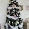 Künstlicher Weihnachtsbaum Silberkiefer mit Eiskristallen 220cm Weihnachtsbaum mit weißen und rosa Ornamenten geschmückt