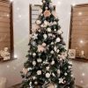 Künstlicher Weihnachtsbaum Silberkiefer mit Eiskristallen 250cm Weihnachtsbaum mit weißen und rosa Verzierungen