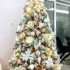 Künstlicher Weihnachtsbaum Weißkiefer 210cm Verschneiter Weihnachtsbaum mit weißen Dekorationen und Blumen