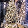 Künstlicher Weihnachtsbaum Weißkiefer 210cm Verschneiter Weihnachtsbaum mit weißen und schwarzen Dekorationen