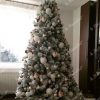 Künstlicher Weihnachtsbaum Weißkiefer 240cm Verschneiter Weihnachtsbaum mit weißen und goldenen Verzierungen