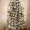 Künstlicher Weihnachtsbaum Weißkiefer Schmal 165cm Verschneiter Weihnachtsbaum mit weißen Dekorationen
