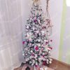 Künstlicher Weihnachtsbaum Weißkiefer Schmal 165cm Verschneiter Weihnachtsbaum mit rosa und weißen Dekorationen