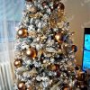 Künstlicher Weihnachtsbaum Weißkiefer Schmal 225cm mit kupfernen Weihnachtsornamenten