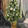 Künstlicher Weihnachtsbaum FULL 3D Fichte Exklusiv 180cm ist mit weißen und rosa Dekorationen verziert