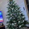 Künstlicher Weihnachtsbaum FULL 3D Fichte Exklusiv 240cm ist mit weißen Dekorationen geschmückt