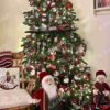 Künstlicher Weihnachtsbaum FULL 3D Fichte Exklusiv 240cm ist mit weißen und roten Dekorationen geschmückt