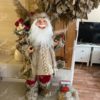 Dekoration Santa Claus creme-bordeaux 80cm im Wohnzimmer