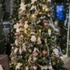 Künstlicher Weihnachtsbaum 3D Tränenkiefer mit Kunstschnee 210cm dekoriert mit rosa und weißen Weihnachtsornamenten