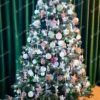 Künstlicher Weihnachtsbaum 3D Tränenkiefer mit Kunstschnee 210cm dekoriert mit rosa und weißen Weihnachtsornamenten