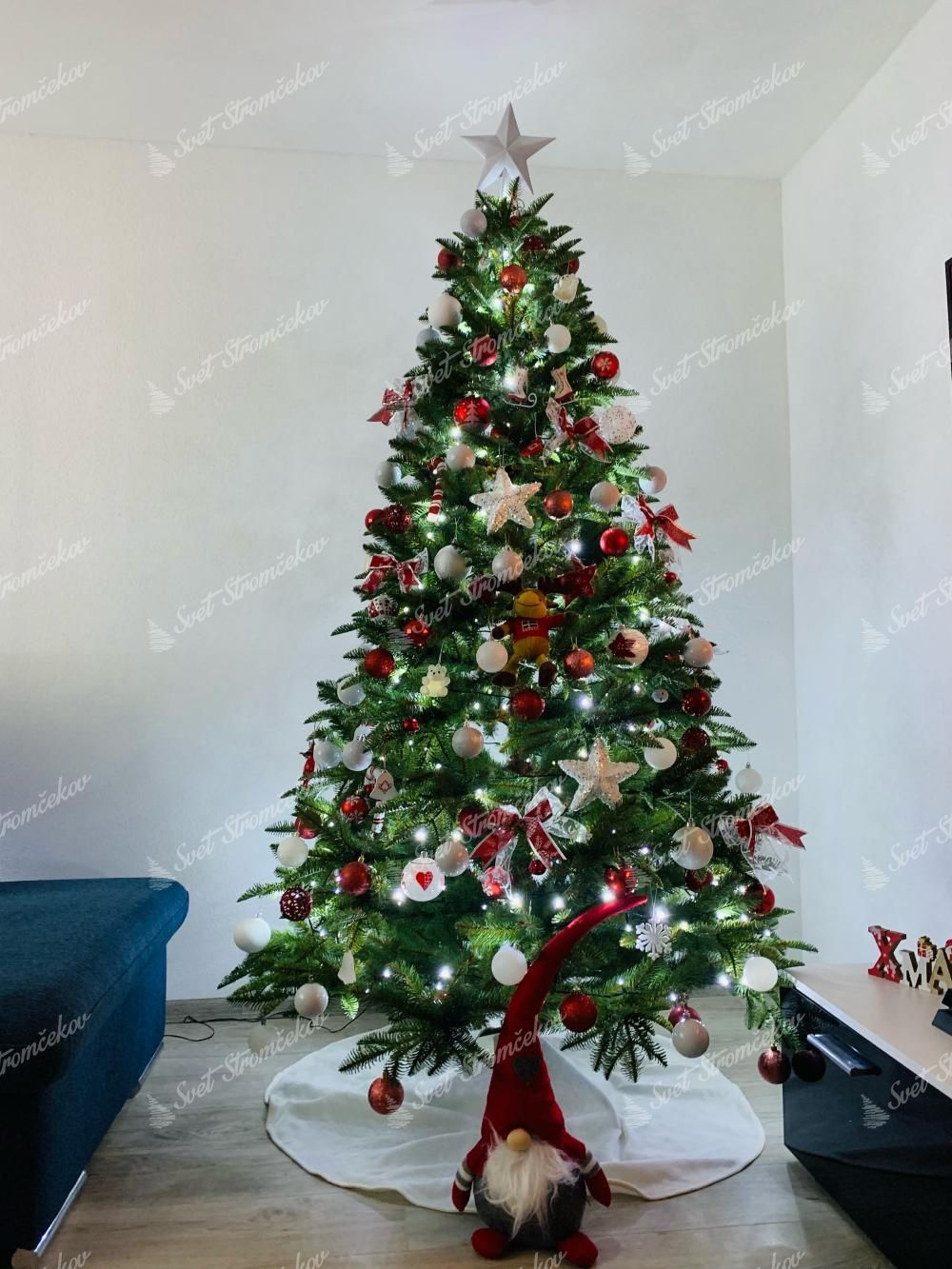 Umelý vianočný stromček 3D Jedľa Kaukazská 210cm s bielymi a červenými vianočnými ozdobami