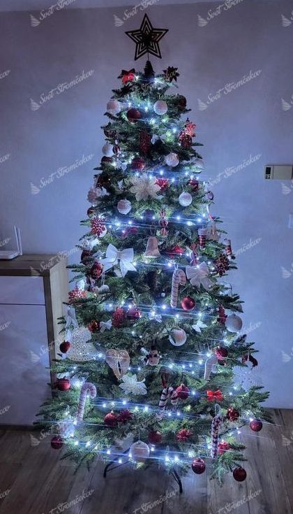 Umelý vianočný stromček 3D Jedľa Kaukazská 210cm s bielymi a červenými vianočnými ozdobami