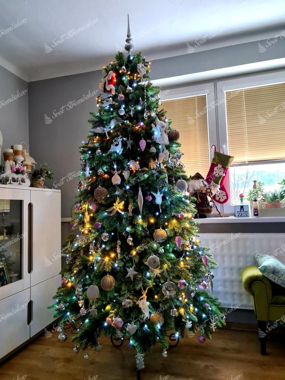 Umelý vianočný stromček 3D Jedľa Kaukazská 210cm s farebnými vianočnými ozdobami