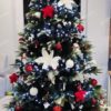 Künstlicher Weihnachtsbaum 3D Tanne mit Kunstschnee 210cmWeihnachtsbaum mit weißem und goldenem Weihnachtsschmuck geschmückt