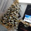 Künstlicher Weihnachtsbaum 3D Tanne mit Kunstschnee 240cm Weihnachtsbaum mit weißem und goldenem Weihnachtsschmuck geschmückt