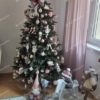 Künstlicher Weihnachtsbaum 3D Alpenfichte 180cm grüner Weihnachtsbaum, geschmückt mit weißem und rosa Weihnachtsschmuck