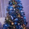 Künstlicher Weihnachtsbaum 3D Alpenfichte 210cm grüner Weihnachtsbaum, geschmückt mit weißem und goldenem Weihnachtsschmuck