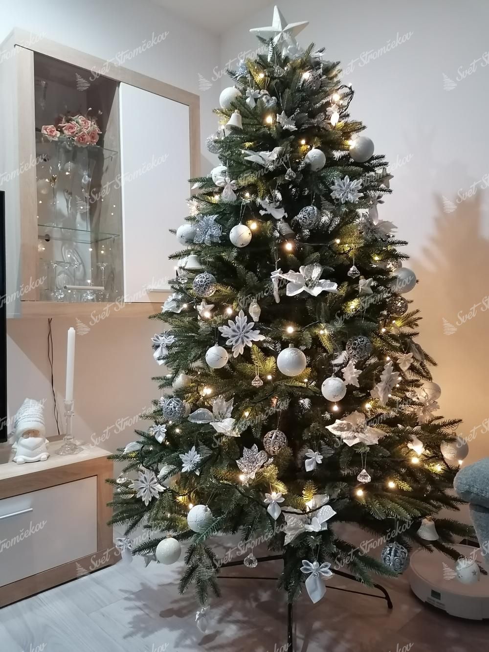 Umelý vianočný stromček 3D Smrek Kalifornský 210cm s bielymi vianočnými ozdobami