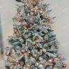 Künstlicher Weihnachtsbaum 3D Königsfichte 150cm verschneiter Weihnachtsbaum, geschmückt mit rosa und silbernem Weihnachtsschmuck und warmweißer Beleuchtung