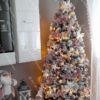 Künstlicher Weihnachtsbaum Weisskiefer schmal 195cm mit weißem und rosafarbenem Weihnachtsschmuck und warmweißer Beleuchtung geschmückt