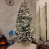 Künstlicher Weihnachtsbaum Weisskiefer schmal 195cm dekoriert mit silbernem und mintfarbenem Weihnachtsschmuck und warmweißer Beleuchtung