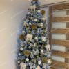 Künstlicher Weihnachtsbaum Weisskiefer Schmal 225cm geschmückt mit weißem und goldenem Weihnachtsschmuck