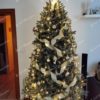 Künstlicher Weihnachtsbaum Nordische Fichte 220cm geschmückt mit goldenem Weihnachtsschmuck und goldenen Bändern